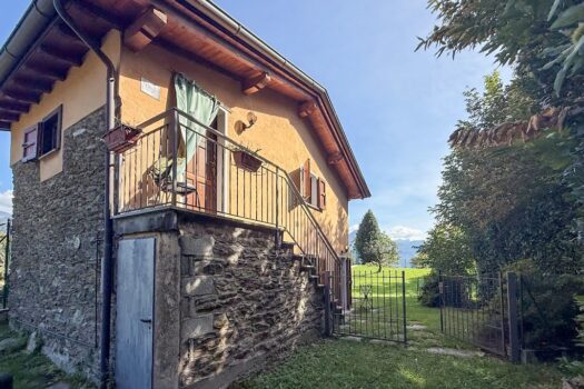 House with garden in San Siro – lake view