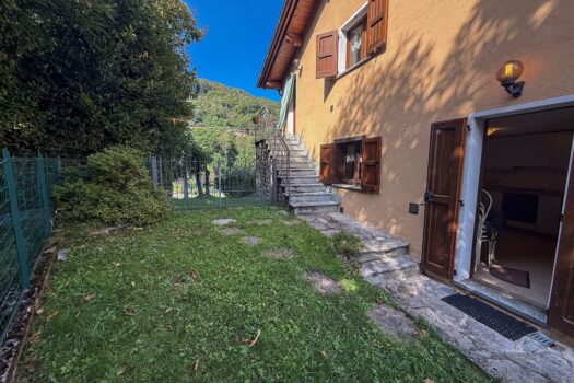 House with garden in San Siro – lake view