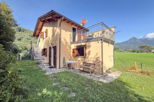 House with garden in San Siro – lake view