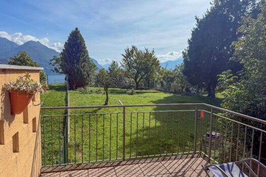 House with garden in San Siro – lake view