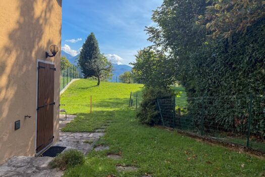 House with garden in San Siro – lake view