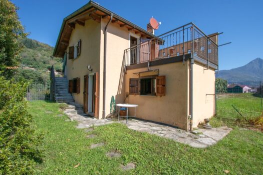 House with garden in San Siro – lake view