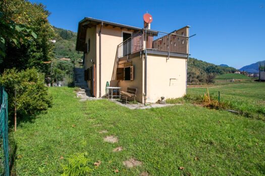 House with garden in San Siro – lake view