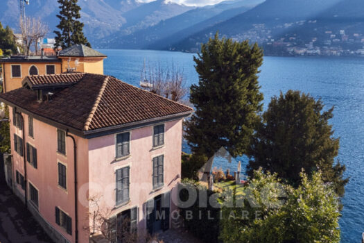 Villa facing the lake with private boathouse in Moltrasio