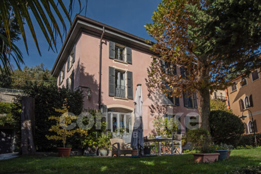 Villa facing the lake with darsena in Moltrasio