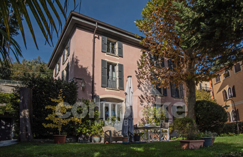Villa facing the lake with darsena in Moltrasio