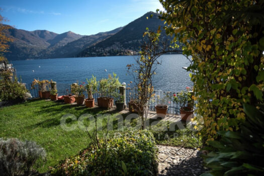 Villa facing the lake with boathouse in Moltrasio