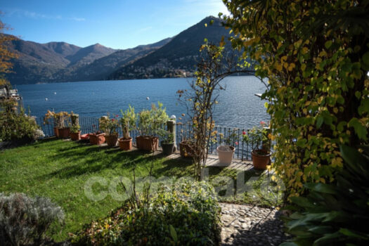 Villa facing the lake with private boathouse in Moltrasio