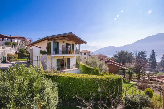 Small villa with garden in Tremezzina – stunning lake view