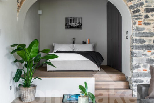 Open-plan apartment in a historic villa in downtown Cernobbio