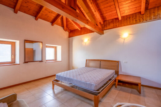 Renovated rustic house in Musso – in an historic village with lake views