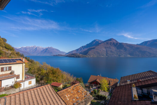 Renovated rustic house in Musso – in an historic village with lake views