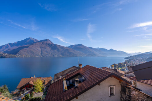 Renovated rustic house in Musso – in an historic village with lake views