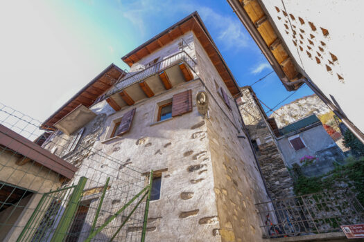 Renovated rustic house in Musso – in an historic village with lake views