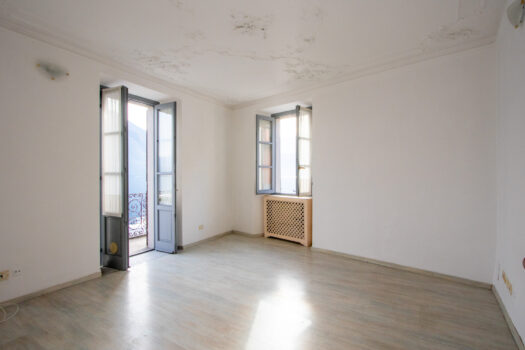 Lakefront apartment in Argegno – stunning lake views