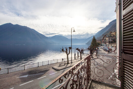 Lakefront apartment in Argegno – stunning lake views