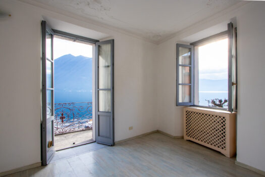 Lakefront apartment in Argegno – stunning lake views