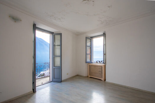 Lakefront apartment in Argegno – stunning lake views