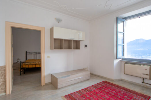 Lakefront apartment in Argegno – stunning lake views