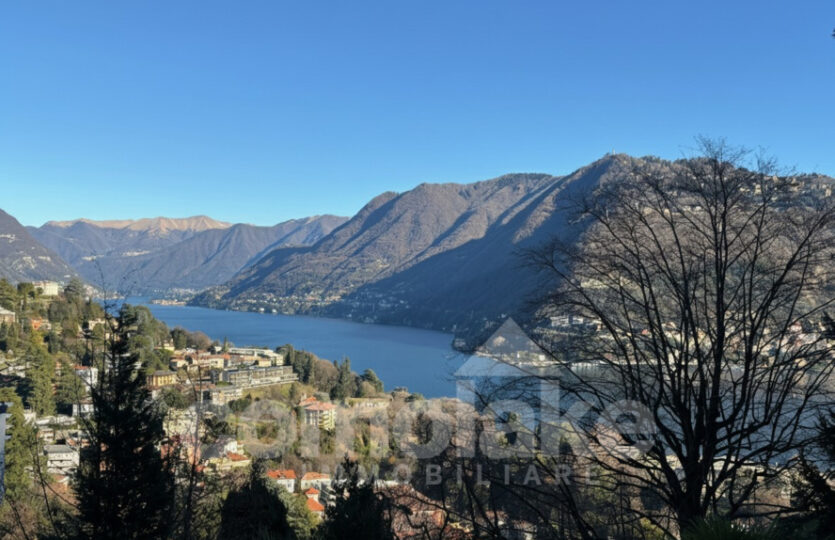 Apartment with terrace overlooking the lake in Como