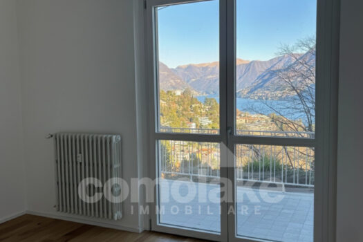 Apartment with terrace overlooking the lake in Como