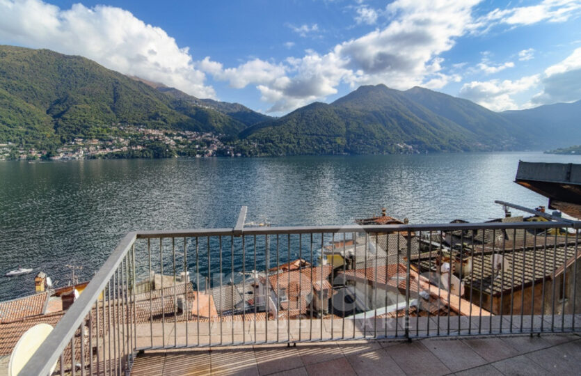 Lakeside home with a spacious terrace in Brienno