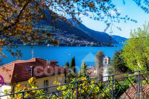 Detached house with garden and lake view in Carate
