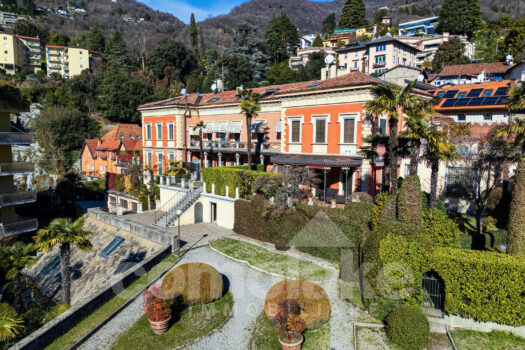 Open-plan apartment in a historic villa in downtown Cernobbio