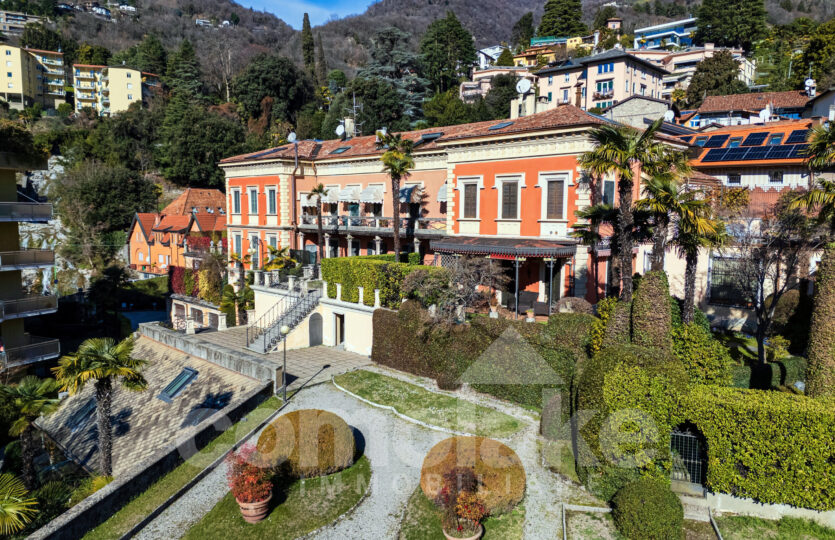 Open-plan apartment in a historic villa in downtown Cernobbio
