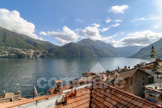 Lakeside home with a spacious terrace in Brienno