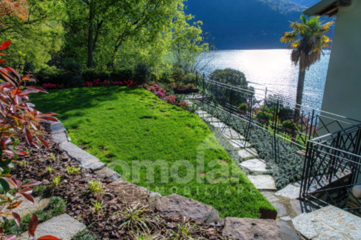 Detached house with a garden and lake view in Carate Urio