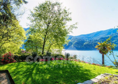 Detached house with a garden and lake view in Carate Urio