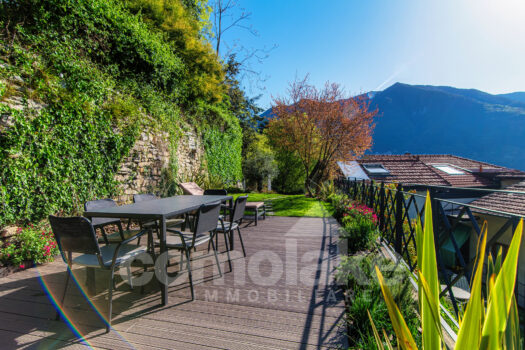 Detached house with a garden and lake view in Carate Urio