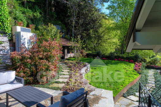 Detached house with garden and lake view in Carate