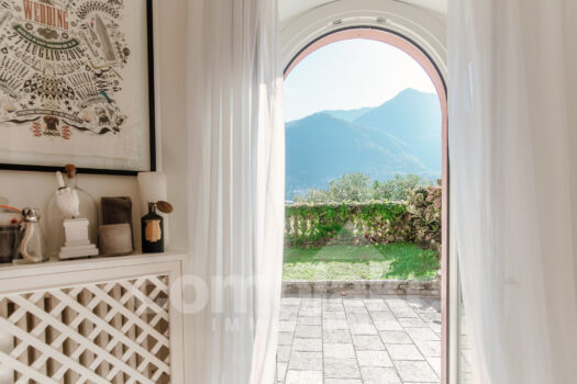 Apartment with garden on the lake and boat place near Cernobbio