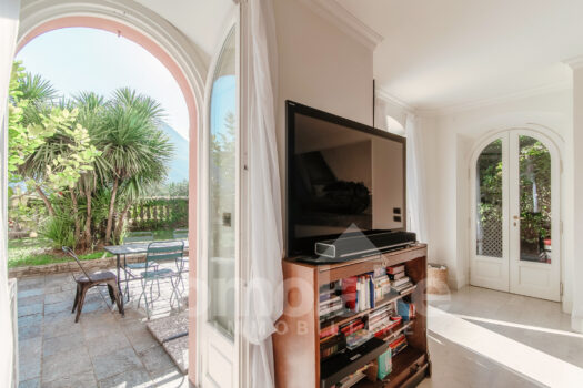 Apartment with garden on the lake and boat place near Cernobbio