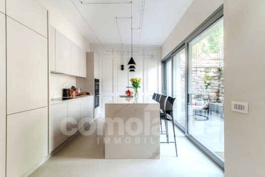 Detached house with garden and lake view in Carate