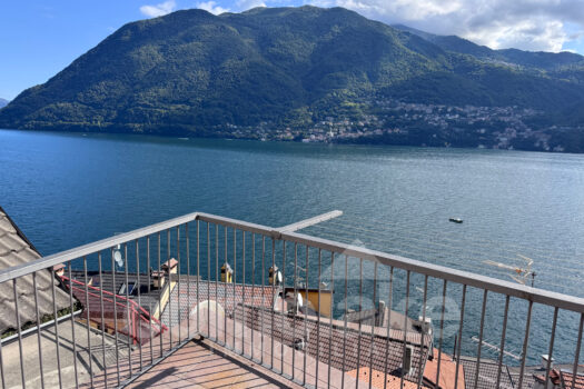 Lakeside home with a spacious terrace in Brienno