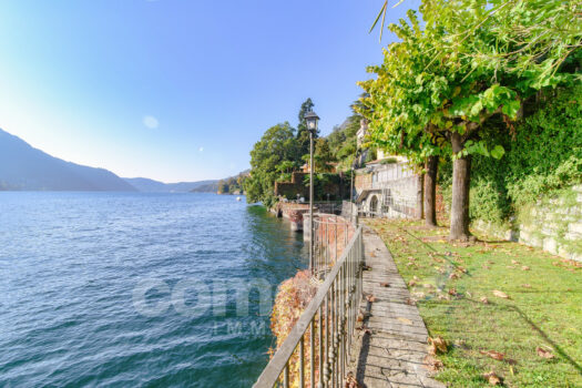Apartment with garden on the lake and boat place near Cernobbio