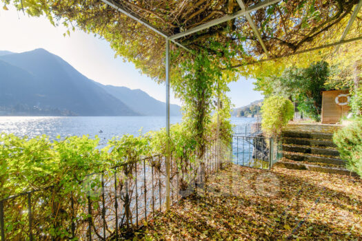 Apartment with garden on the lake and boat place near Cernobbio