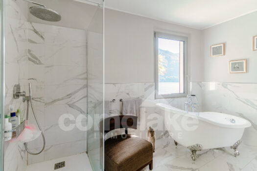 Detached house with a garden and lake view in Carate Urio