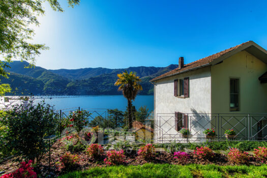 Detached house with garden and lake view in Carate