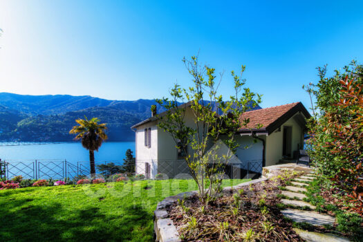 Detached house with a garden and lake view in Carate Urio