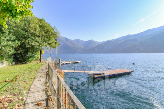 Apartment with garden on the lake and boat place near Cernobbio