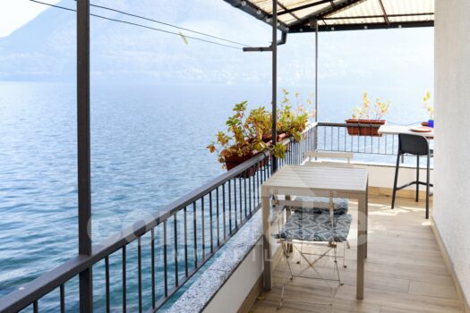 Historic house directly on the lake with terrace in Brienno