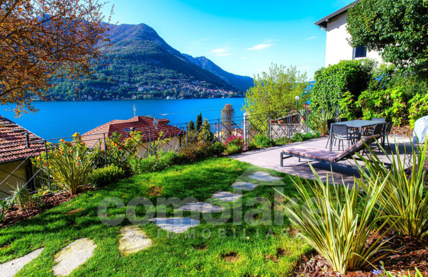 Detached house with a garden and lake view in Carate Urio