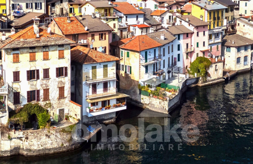 Historic house directly on the lake with terrace in Brienno