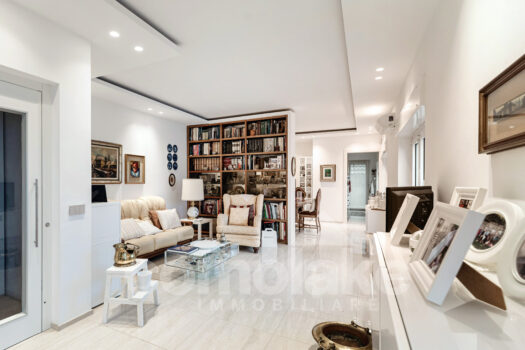 Modern villa with lake view in Moltrasio