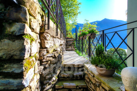 Detached house with a garden and lake view in Carate Urio