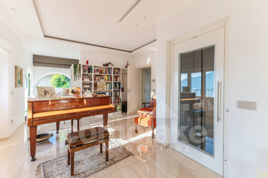 Modern villa with lake view in Moltrasio